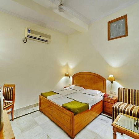 Mahalaxmi Plaza Hotel ファリーダーバード エクステリア 写真