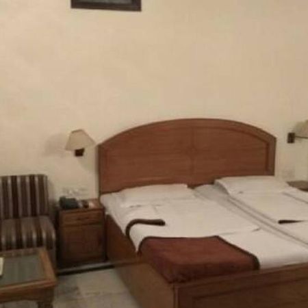 Mahalaxmi Plaza Hotel ファリーダーバード エクステリア 写真