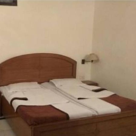 Mahalaxmi Plaza Hotel ファリーダーバード エクステリア 写真