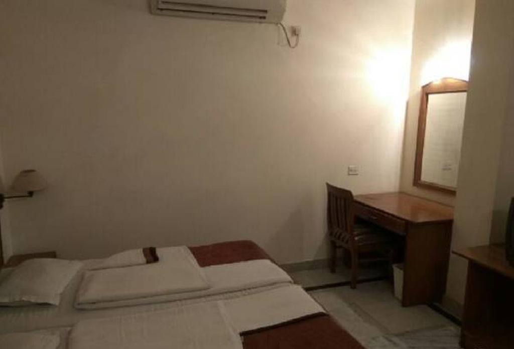 Mahalaxmi Plaza Hotel ファリーダーバード 部屋 写真