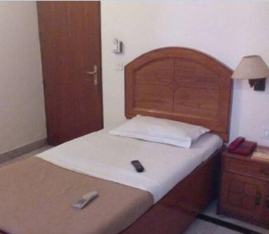 Mahalaxmi Plaza Hotel ファリーダーバード エクステリア 写真