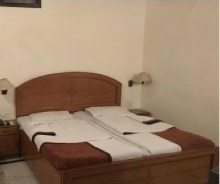 Mahalaxmi Plaza Hotel ファリーダーバード エクステリア 写真